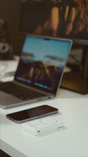 Lenyes PW0006D | PD  Apple Find My Destekli 20W Hızlı Şarj Kartlıklı Standlı Wireless Powerbank 5000mAh